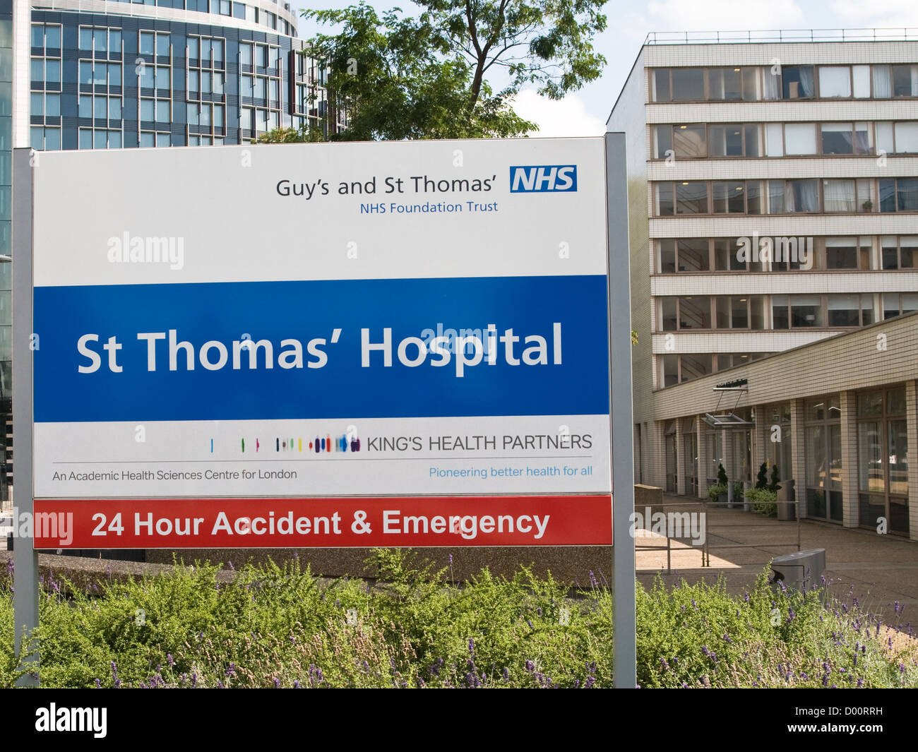 Ragazzo e St Thomas' ospedale segno, Westminster, Londra, Inghilterra Foto Stock