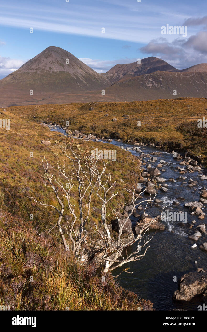 Allt Dearg Mor fiume con Glamaig nella Red Cuillin montagne in distanza, Sligachan, Isola di Skye in Scozia, Regno Unito Foto Stock