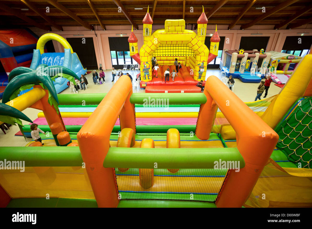 Strutture gonfiabili (castello gonfiabile tipo) per i bambini in un parco di divertimenti al coperto. Foto Stock