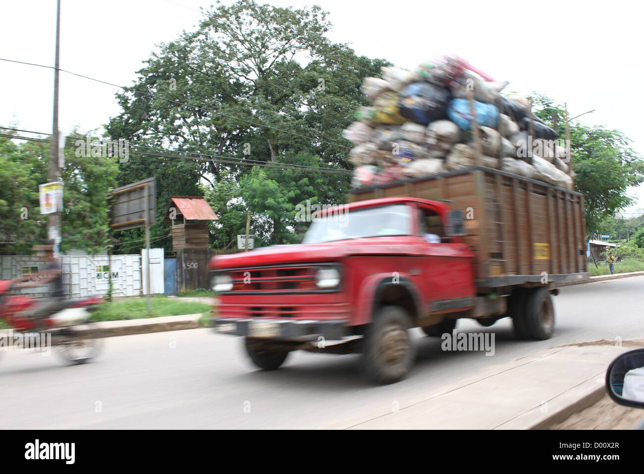Red carrello di trasporto di merci nel paese in via di sviluppo Foto Stock