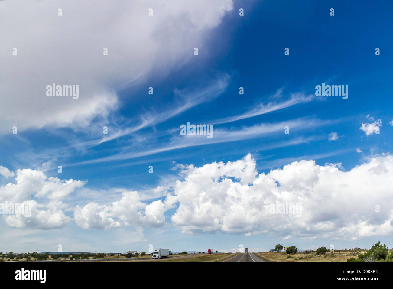 I modelli in formazioni di nubi contro un cielo blu sulla Interstate 40 in Nuovo Messico. Foto Stock