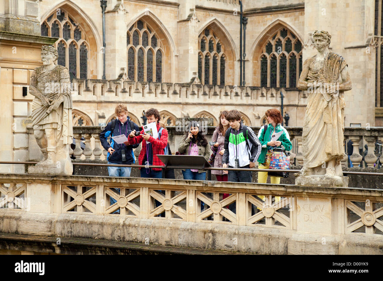 Turisti adolescenti presso l'abbazia e le Terme Romane di Bath Spa, Somerset, sito Patrimonio Mondiale dell'UNESCO, REGNO UNITO Foto Stock