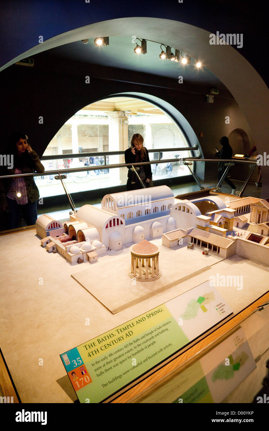 La gente guarda a un modello di bagni romani nel IV secolo Aquae Sulis, il museo, bagno Somerset REGNO UNITO Foto Stock