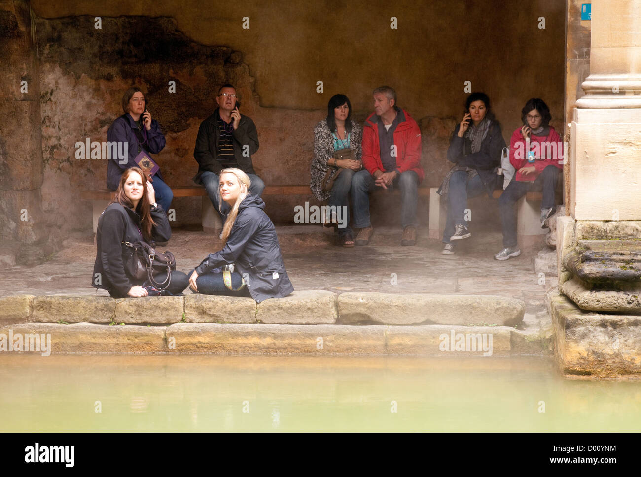 Visitatori presso l'antico del IV secolo Bagni Romani, Vasca Spa, Aquae Sulis, Somerset REGNO UNITO Foto Stock