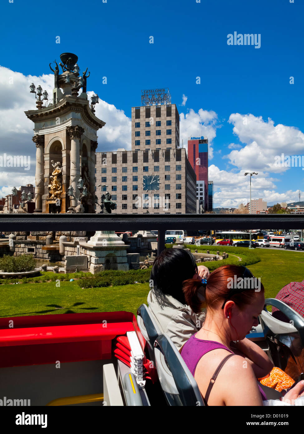 I turisti su un open top double decker bus panoramico nel centro della città di Barcellona Catalonia Spagna Foto Stock