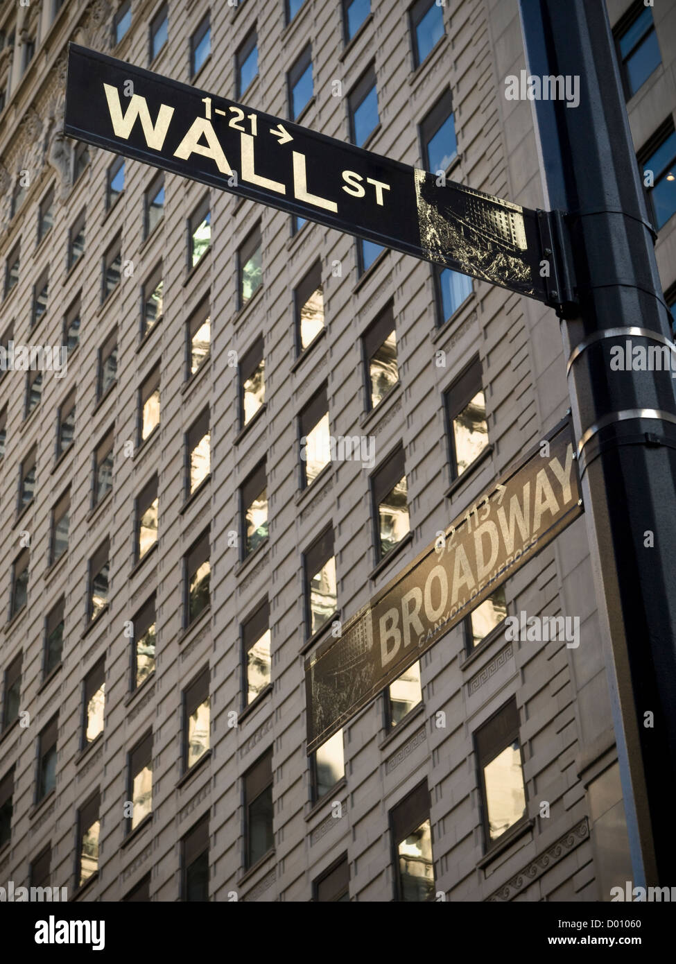 Un Wall Street segno quando essa crossover con Broadway in Manhattan New York. Foto Stock