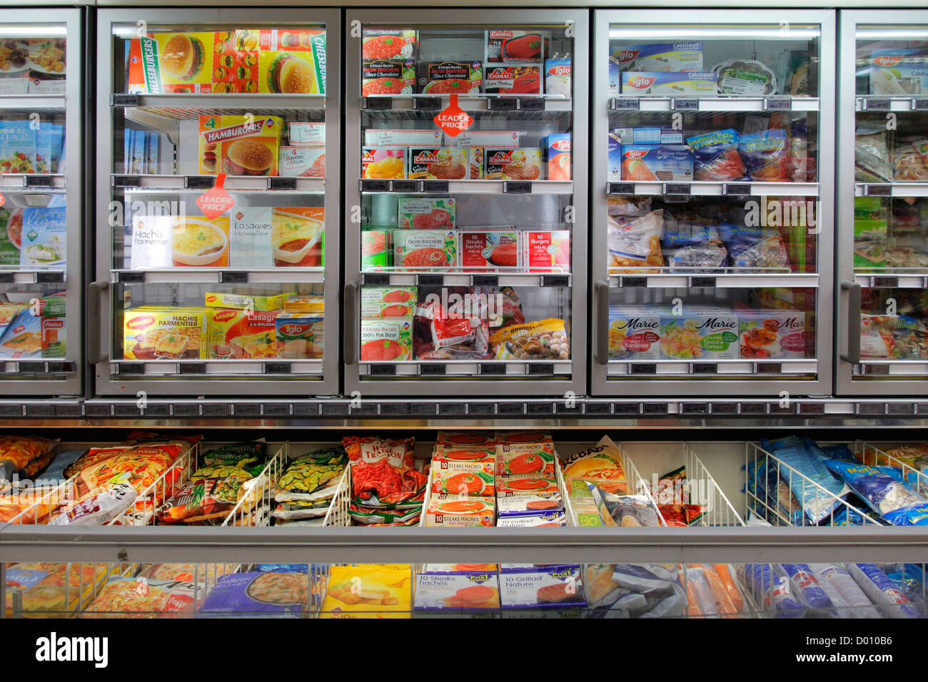 Congelatore in un supermercato Foto Stock