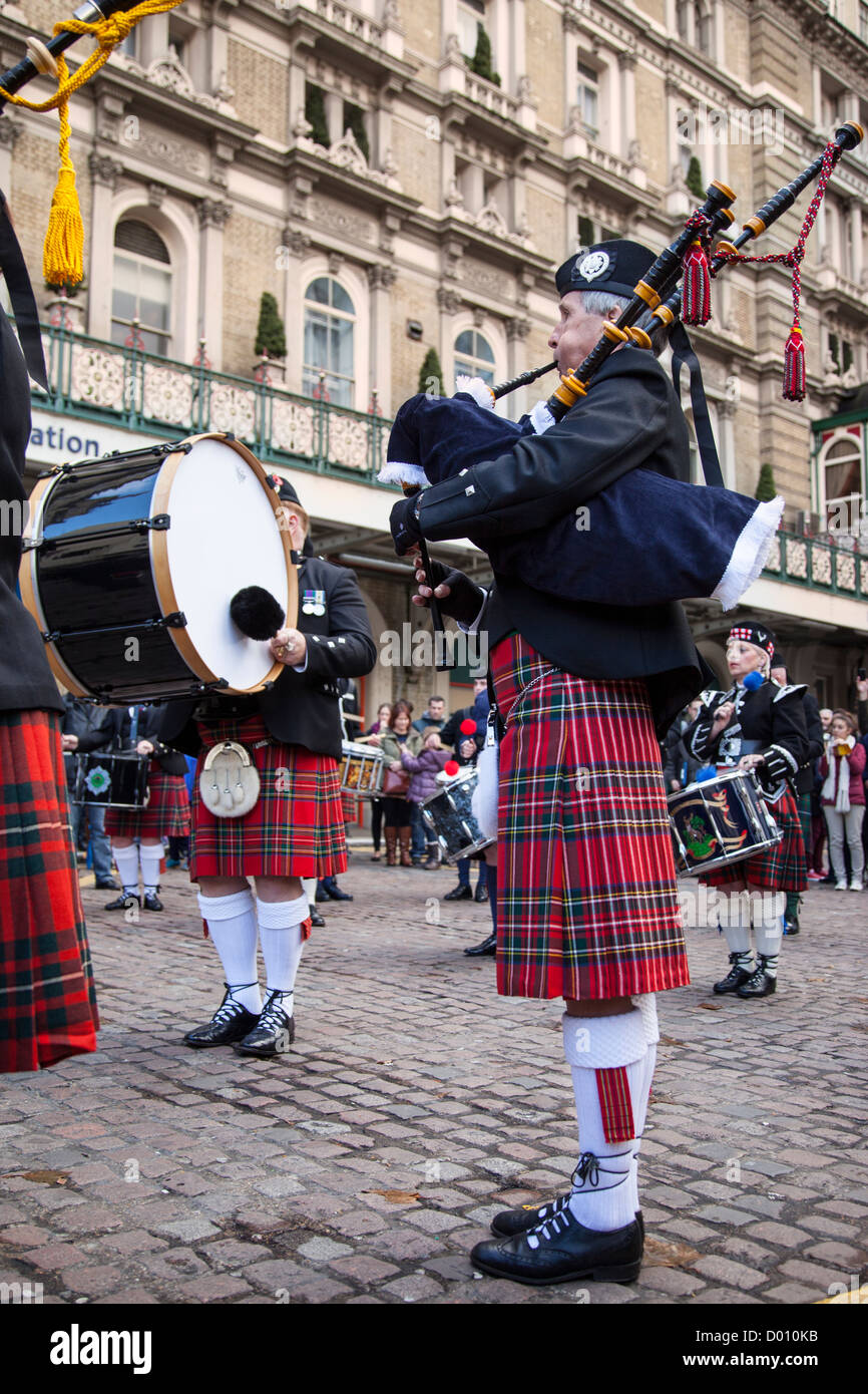 I membri di un Highlands scozzesi cornamuse band, Londra Inghilterra, Regno Unito Foto Stock
