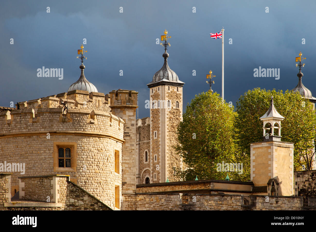 Bandiera britannica vola sopra la Torre di Londra, Londra Inghilterra, Regno Unito Foto Stock