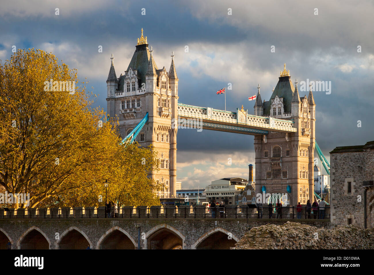 Vista del Tower Bridge dall'interno della Torre di Londra Londra Inghilterra, Regno Unito Foto Stock