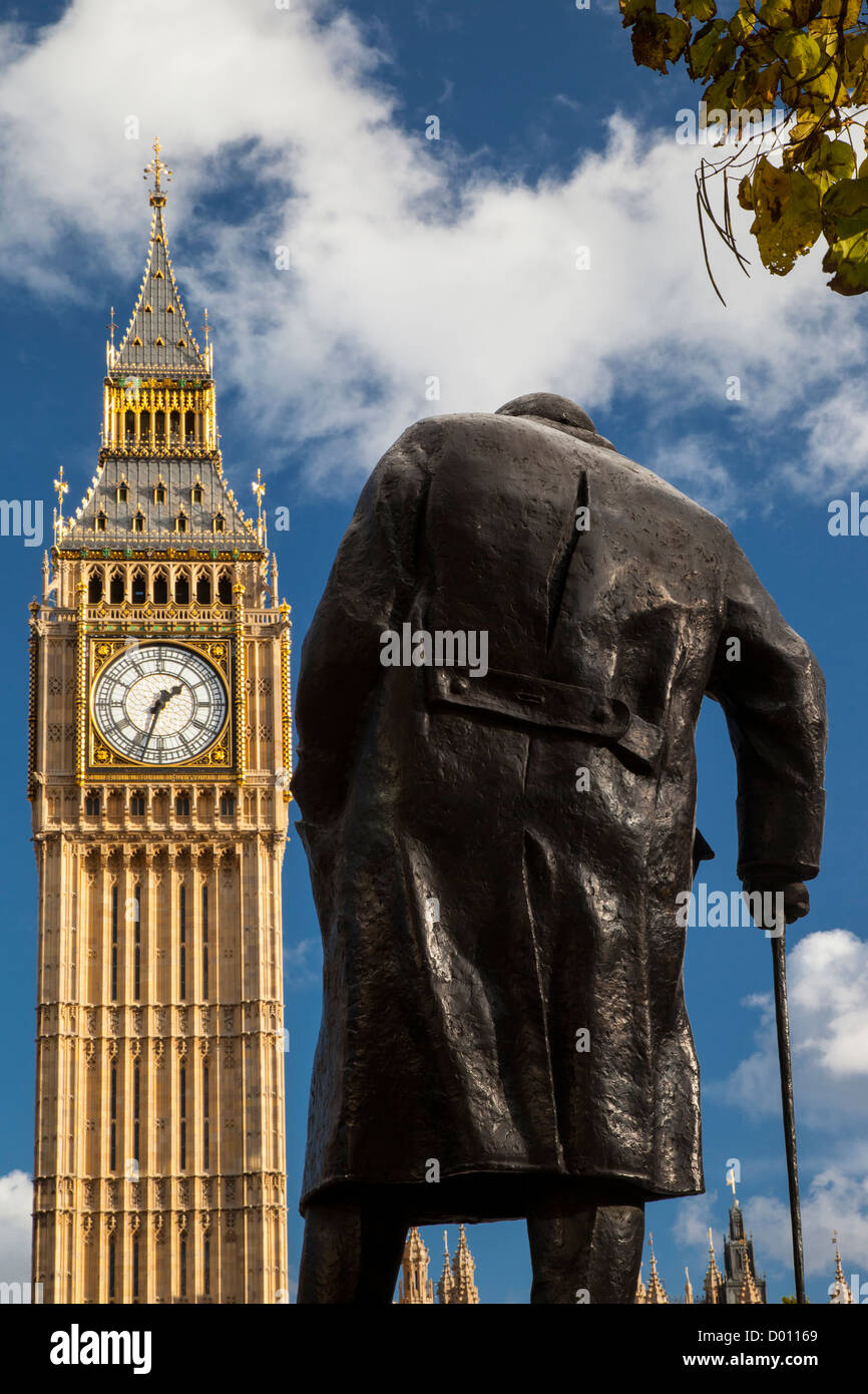 Statua in bronzo di Winston Churchill con torre del Big Ben al di là di, Westminster, London REGNO UNITO Foto Stock