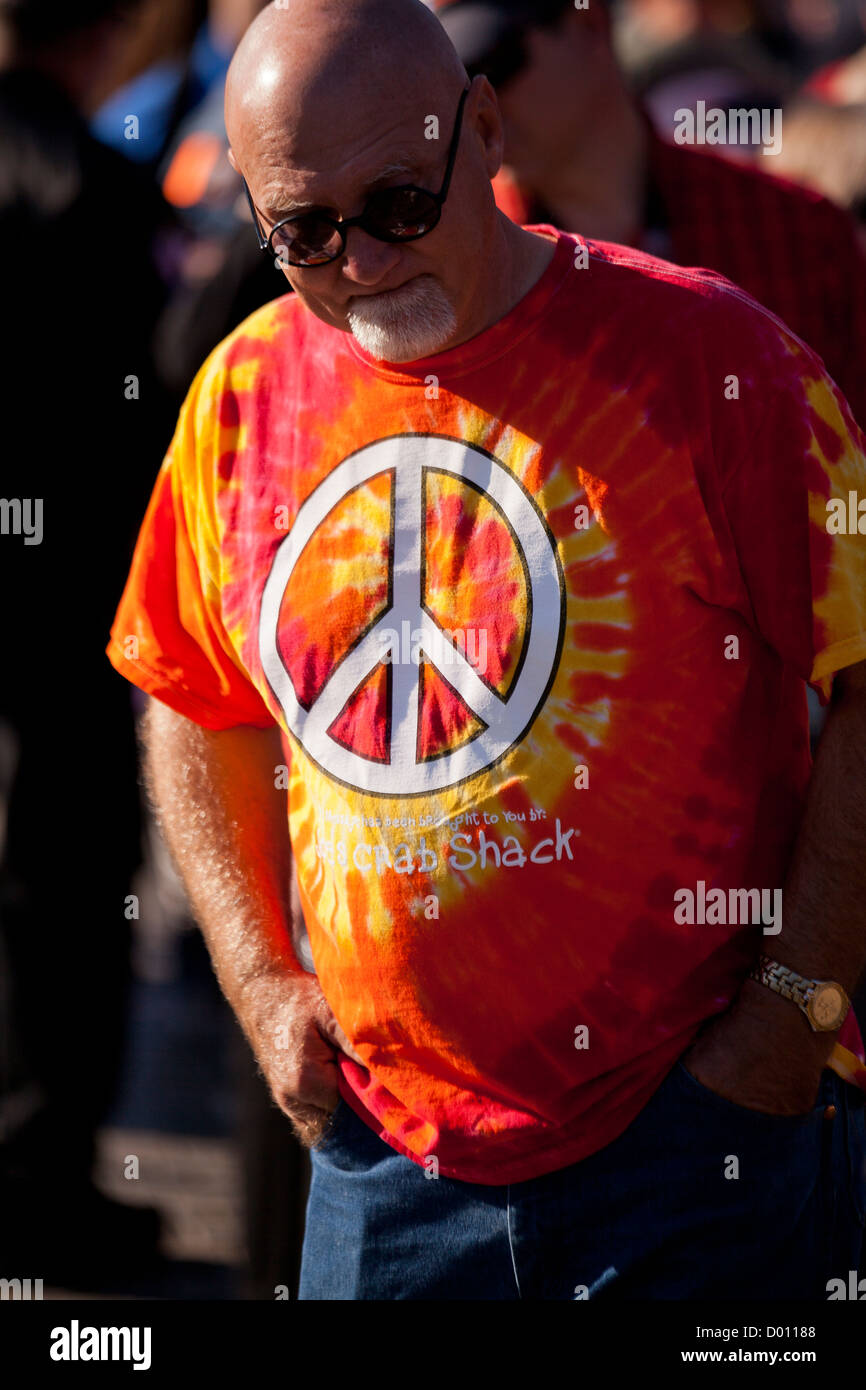 Uomo anziano che indossa un segno di pace t-shirt Foto Stock