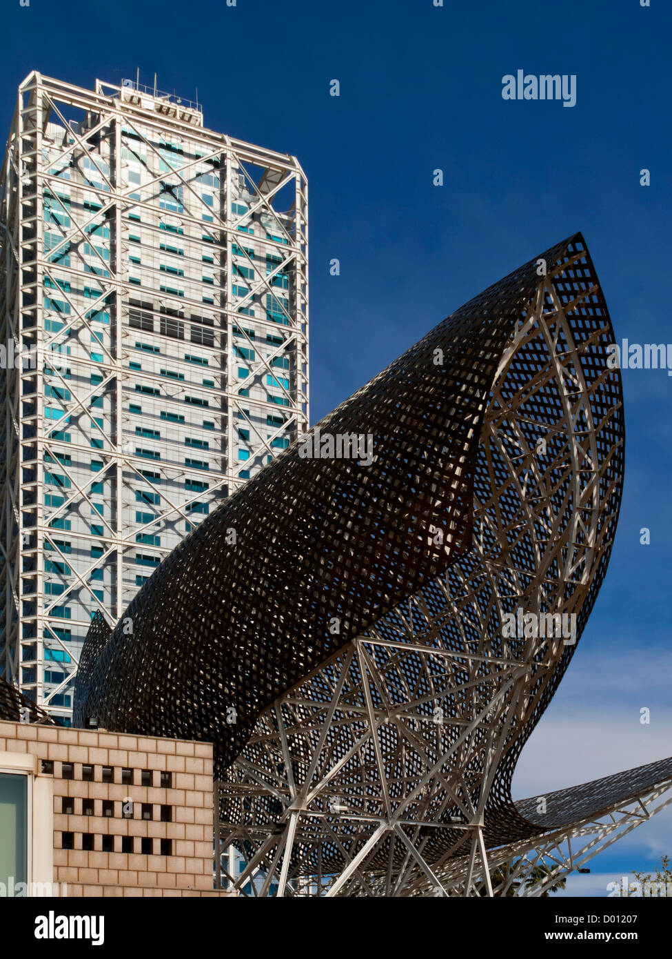 Scultura di pesce di Frank Gehry a Barceloneta Port Olimpic Barcellona Catalonia Spagna 1992 costruito per i giochi olimpici Foto Stock