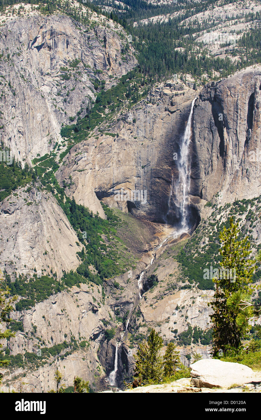Superiore e inferiore di Yosemite Falls nel Parco Nazionale di Yosemite, visto dalla cupola Sentinel Foto Stock