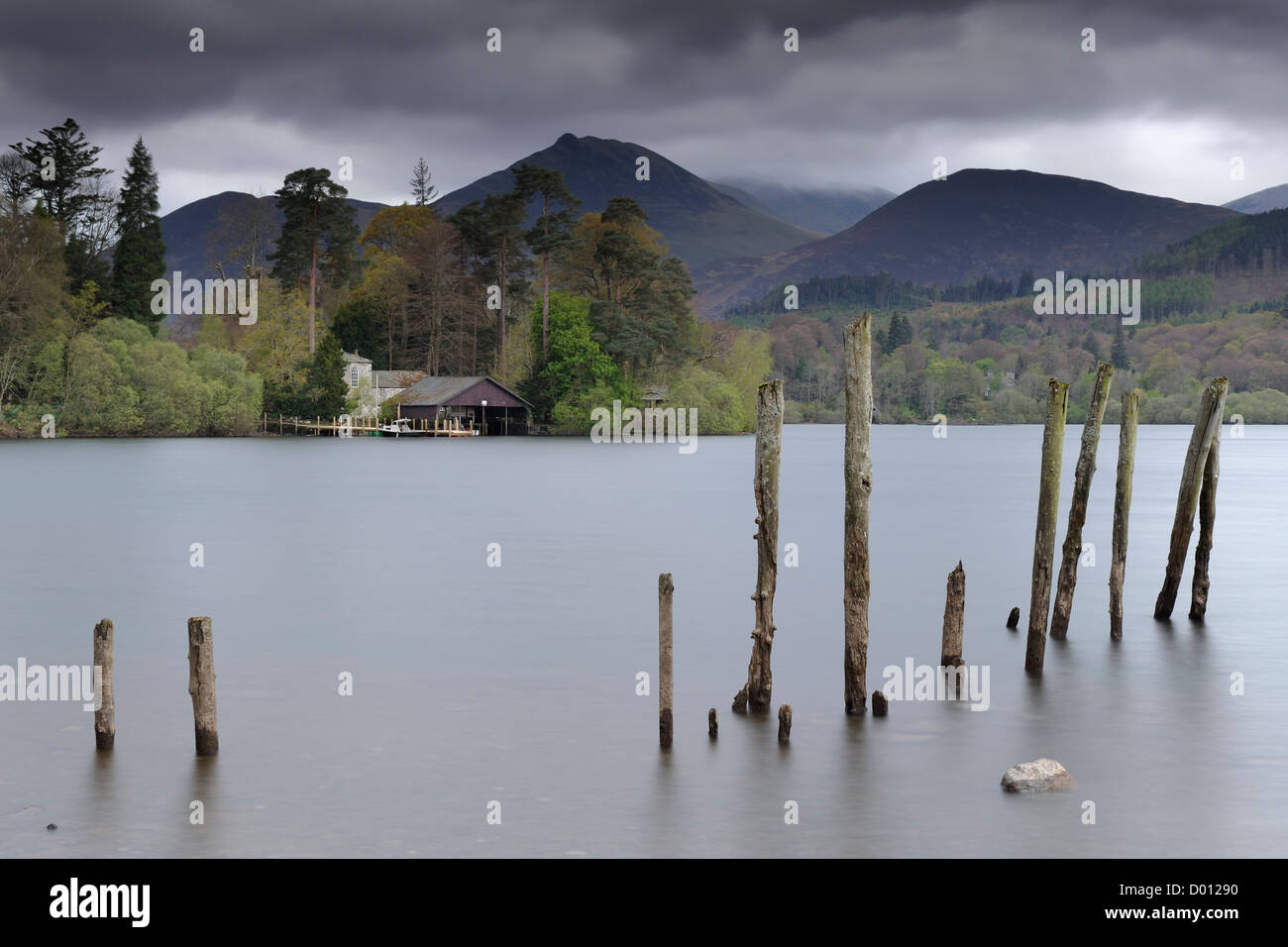 Resti di un antico molo con vista di boathouse e fells. Derwent Water, Lake District, UK. Foto Stock