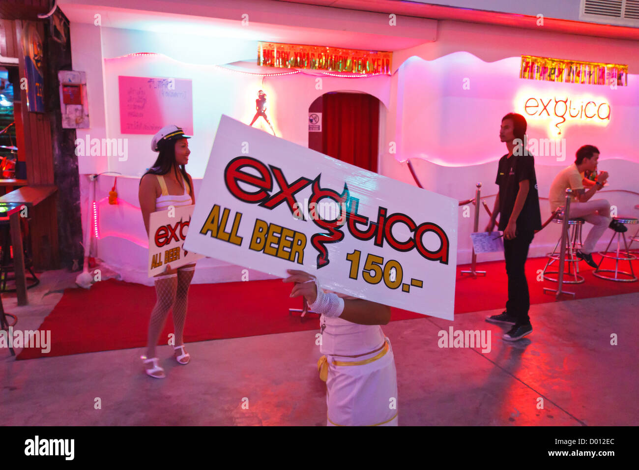 Entrata di una barra di luce rossa a Patong a Phuket, Tailandia Foto Stock