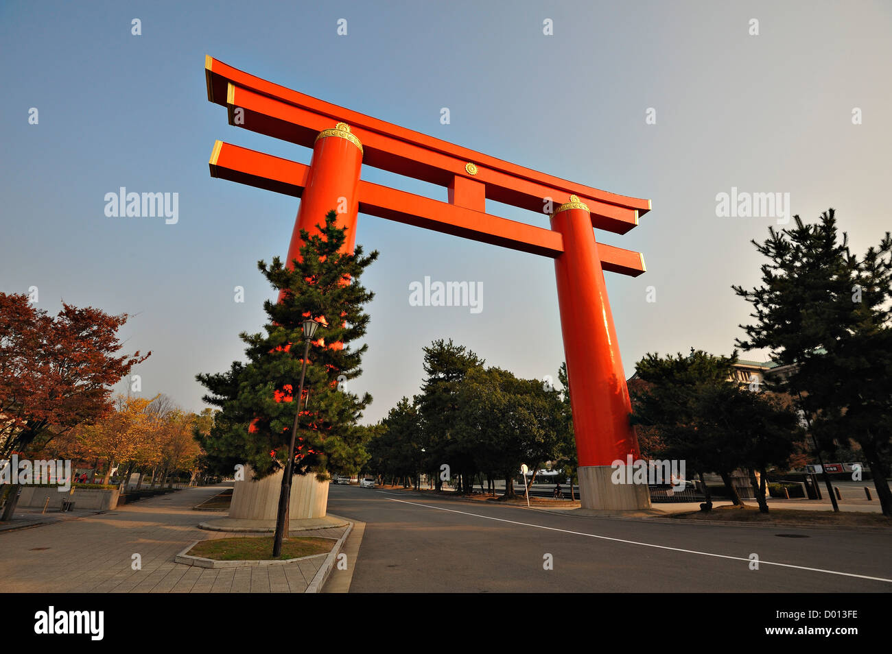 Il cerimoniale esterno gateway o torii del Santuario Heian a Kyoto, Giappone Foto Stock