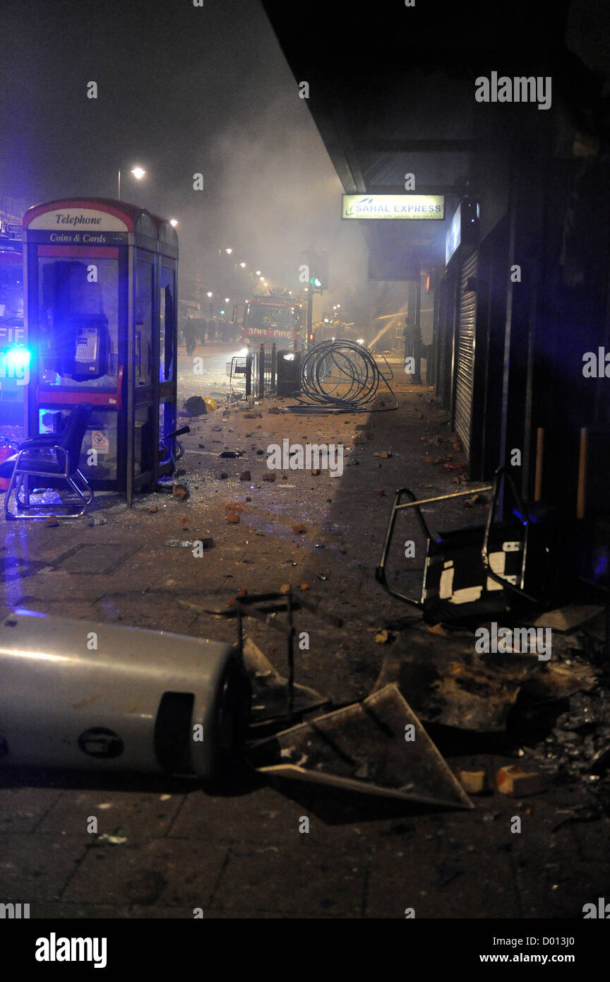 I detriti sul marciapiede in Tottenham High Road Londra Foto Stock