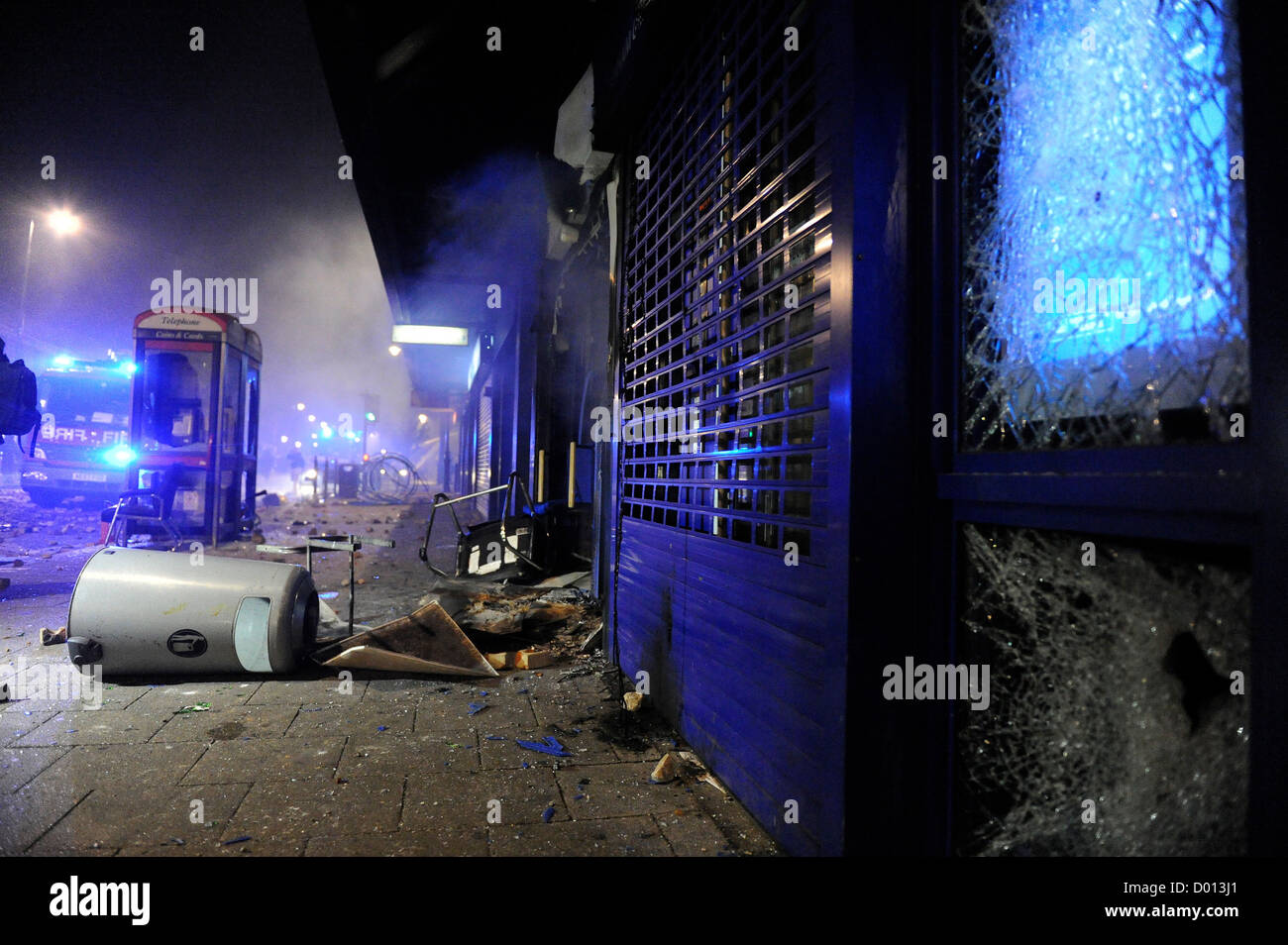 I detriti sul marciapiede in Tottenham High Road Londra Foto Stock