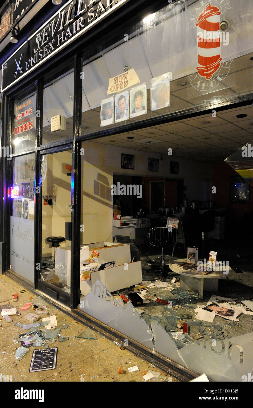 Un negozio saccheggiato in Tottenham High Road Londra Foto Stock