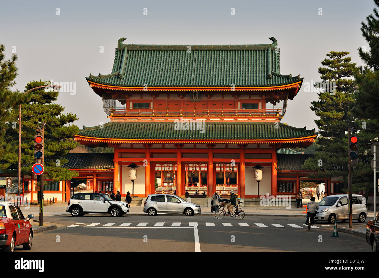 Il principale gateway cerimoniale al Santuario Heian, Kyoto, Giappone Foto Stock