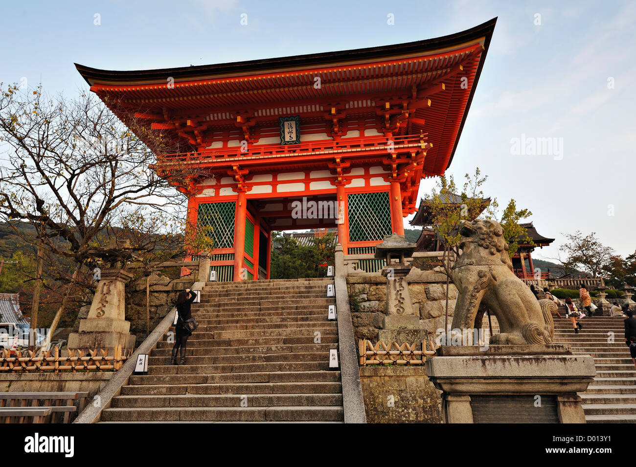 Cerimoniale di gateway o ingresso al tempio Kiyomizudera a Kyoto, Giappone Foto Stock