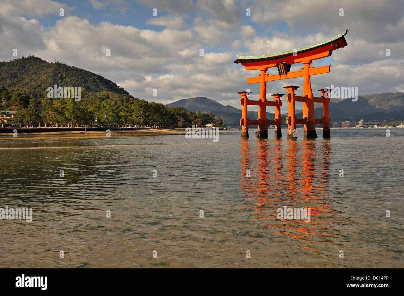 Il famoso torii o mare-gate del santuario di Itsukushima sull'isola di Miyajima, Giappone Foto Stock