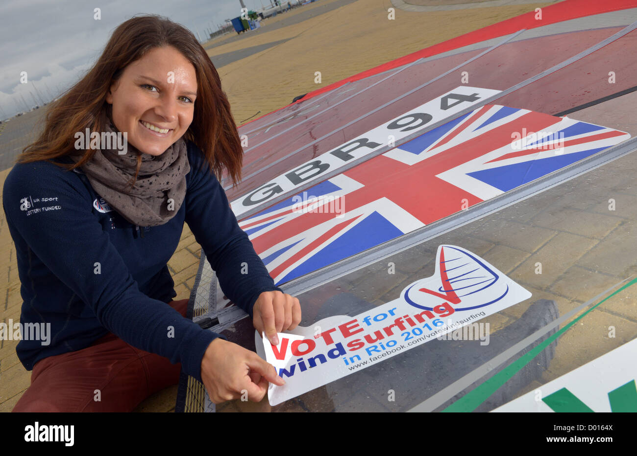 Team GB windsurf sailor Bryony Shaw rimuove l'adesivo della campagna per salvare il windsurf Olimpico dopo lo sport è stato messo di nuovo sulla vela olimpica per il programma 2016 di Rio. 13 Novembre, 2012 foto da: Dorset Servizio media Foto Stock
