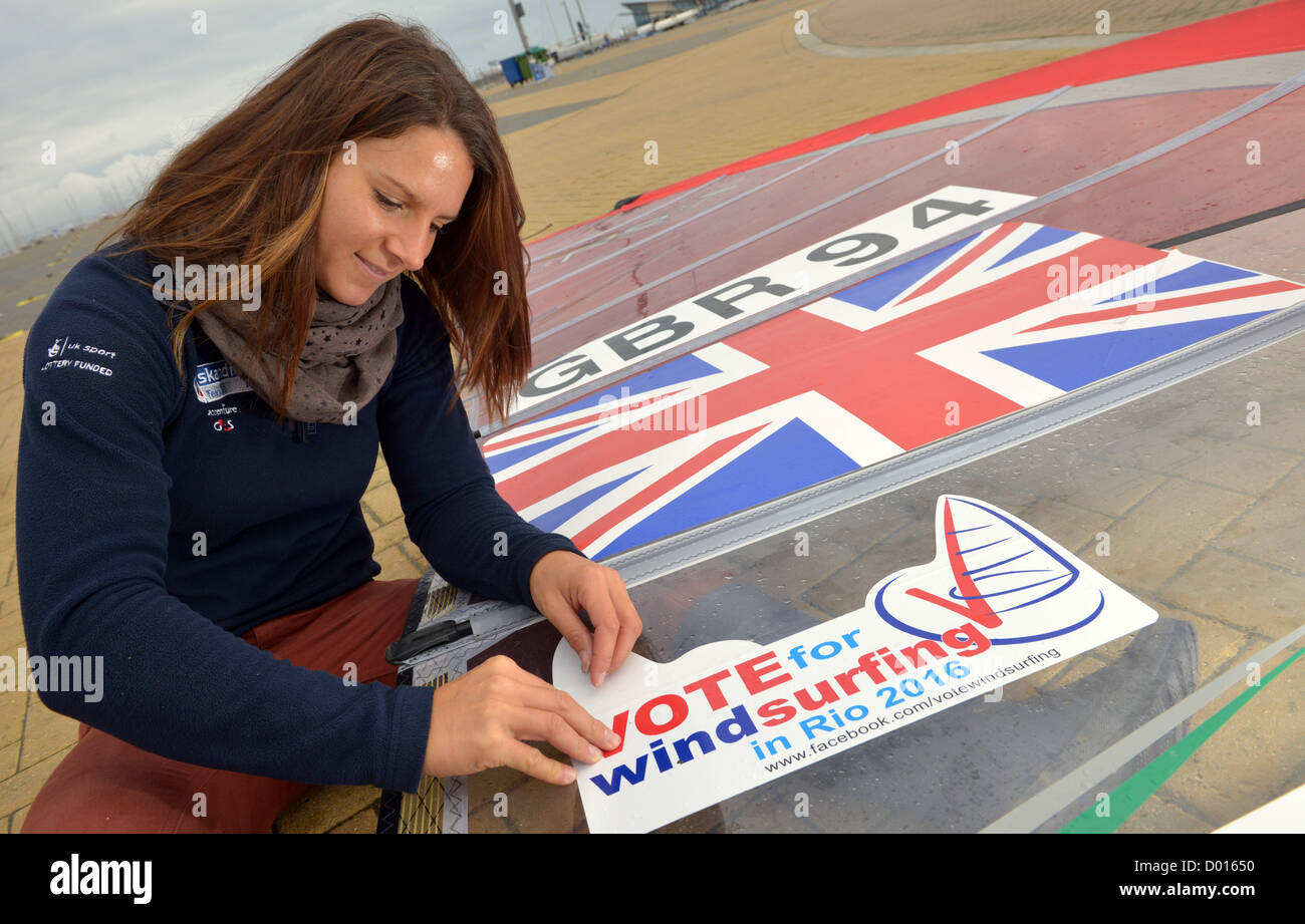 Team GB windsurf sailor Bryony Shaw rimuove l'adesivo della campagna per salvare il windsurf Olimpico dopo lo sport è stato messo di nuovo sulla vela olimpica per il programma 2016 di Rio. 13 Novembre, 2012 foto da: Dorset Servizio media Foto Stock