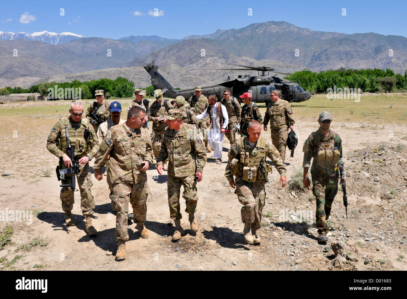 Gen. David H. Petraeus, comandante della NATO e la forza internazionale di assistenza alla sicurezza truppe in Afghanistan, visiti la 1-16th ho Foto Stock