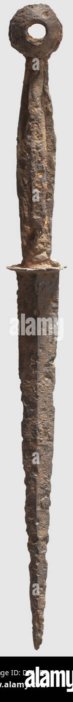 Una cassa di scrittura persiana dipinta(qalamdan), fine del XIX secolo.una cassa laccata fatta di papier-mâché che mostra figure mistiche incorniciate da oro su tutti i lati,finemente dipinte in grisaille.le tre cartigli sul coperchio con scritte 'Mawlana','Jalal al DIN Rumi' e 'Nur Alishah'.con tendri dorati finemente dipinti su sfondo nero Cassetto rimovibile con un inchiostro argentato in tre pezzi e accessori: Forbici in ferro firmate 'ABBAS', un cucchiaio di bronzo per riempire l'inchiostro, nonché un coltello per cetriolo e un coltello di carta, ciascuno con un corno, diritti aggiuntivi-clearences-non disponibile Foto Stock