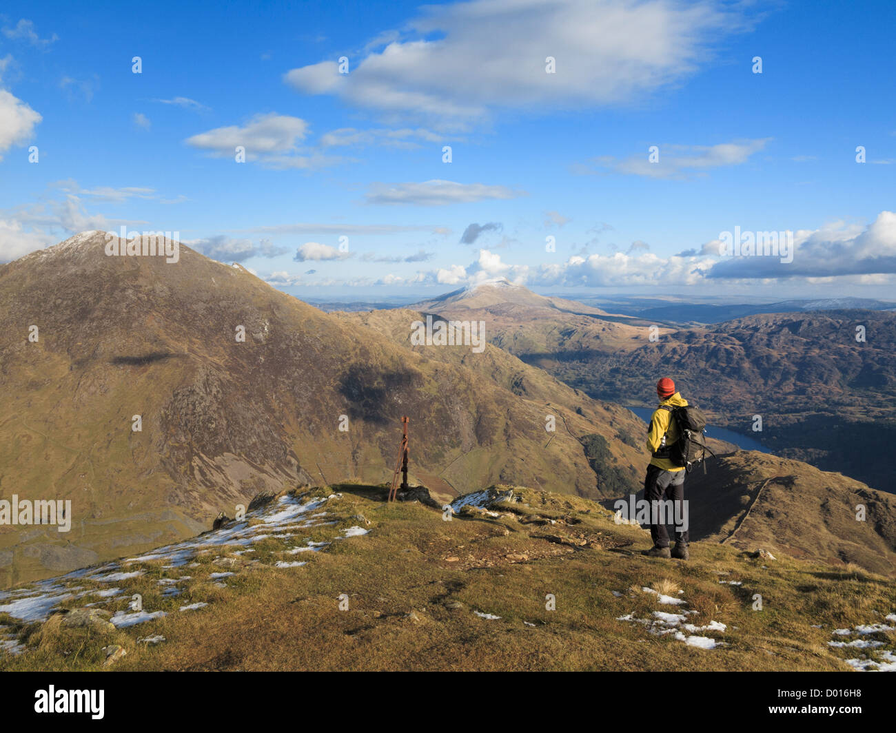 Walker su Yr Aran guardando alla vista di Y e Lliwedd Moel Siabod in inverno nel Parco Nazionale di Snowdonia, il Galles del Nord, Regno Unito, Gran Bretagna Foto Stock