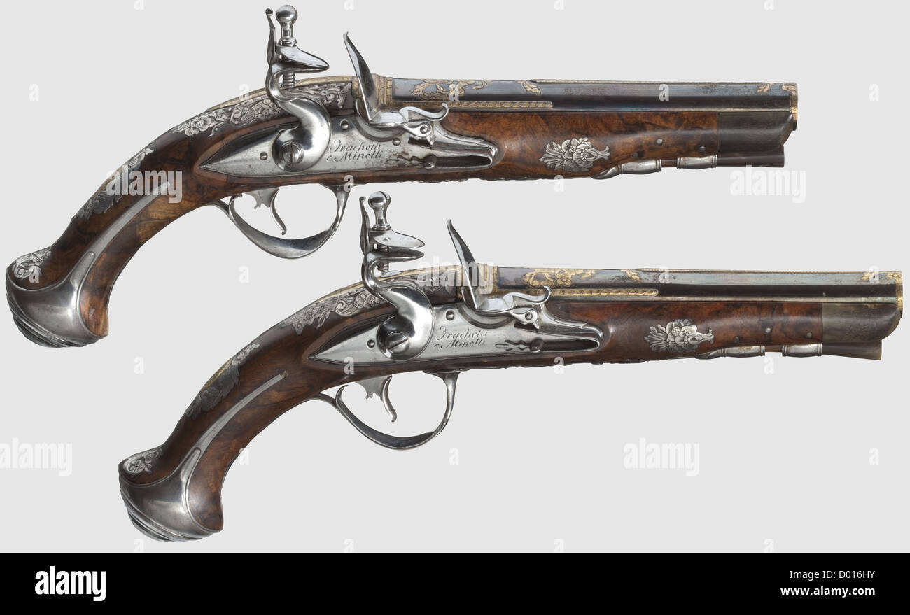 Un paio di pistole flintlock italiane,Frachetti & Minelli,Brescia,circa 1800. Barili in blu con fori lisci di 15 mm di calibro e travi tagliate alle braghe. Ogni lato superiore del cilindro, costola e linguetta è dorata. Flintlock lucidati, con firma sulla piastra del bullone. Stock pieni di legno di radice splendidamente granato con nasi corno, taglio di mobili in ferro e finemente tritate argento, in parte intarsi dorati. aste in legno con punte a tromba. Lunghezza 29 cm ciascuno, storico, storico, 19 ° secolo, pistola civile, pistole civili, portatile, pistola, armi da fuoco, armi da fuoco, armi da fuoco, armi, armi, armi, diritti aggiuntivi-clearences-non disponibile Foto Stock