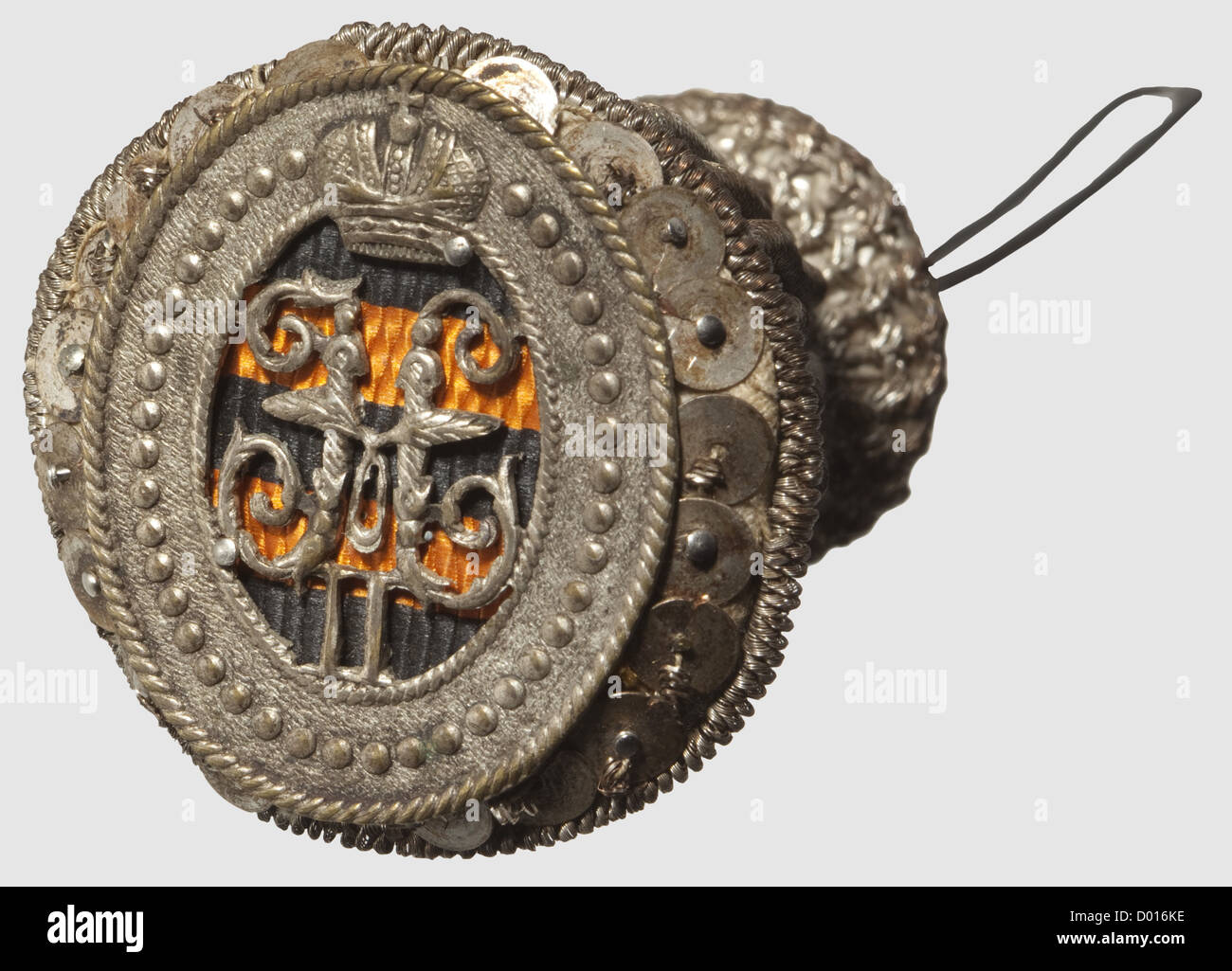 Un pomposo (Repeek) per un mitra di granadiere, Russia, circa 1910. Filo piatto in argento, la parte superiore che mostra il monogramma 'N II' per Nicholas II al centro su uno sfondo nei colori di San Giorgio. Altezza totale 14.3 cm. Buone condizioni. Raro, storico, storico, anni '10, XX secolo, oggetto, oggetti, fermi, ritagli, ritagli, ritagliati, ritagliati, ritagli, insegne, simboli, simbolo, emblema, emblemi, diritti aggiuntivi-clearences-non disponibile Foto Stock