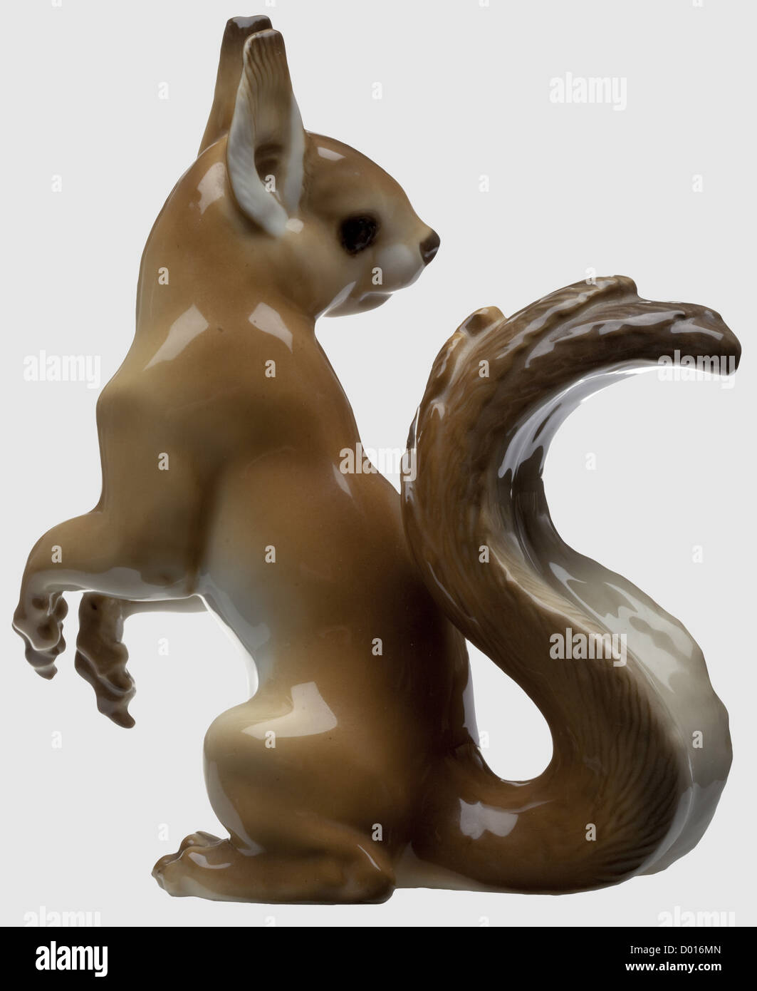 Una scoiattolo, colorata, porcellana smaltata, basata su un progetto del professor Theodor Kärner. Sul lato inferiore premuto numero di modello '68' e firma 'T. Kärner' e il contrassegno 'S-Allach' in verde di smalto. Altezza 15 cm, lunghezza ca. 13.5 cm. La coda scheggiata, storico, storico, anni trenta, anni trenta, 20 ° secolo, oggetto, oggetti, fermi, ritagli, ritagliati, ritagliati, ritagliati, ritagliati, ritagli, diritti aggiuntivi-clearences-non disponibile Foto Stock