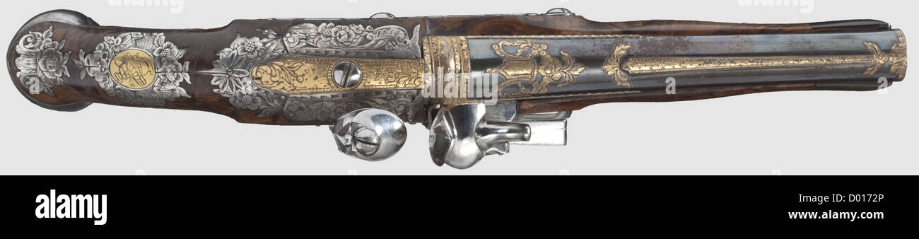 Un paio di pistole flintlock italiane,Frachetti & Minelli,Brescia,circa 1800. Barili in blu con fori lisci di 15 mm di calibro e travi tagliate alle braghe. Ogni lato superiore del cilindro, costola e linguetta è dorata. Flintlock lucidati, con firma sulla piastra del bullone. Stock pieni di legno di radice splendidamente granato con nasi corno, taglio di mobili in ferro e finemente tritate argento, in parte intarsi dorati. aste in legno con punte a tromba. Lunghezza 29 cm ciascuno, storico, storico, 19 ° secolo, pistola civile, pistole civili, portatile, pistola, armi da fuoco, armi da fuoco, armi da fuoco, armi, armi, armi, diritti aggiuntivi-clearences-non disponibile Foto Stock