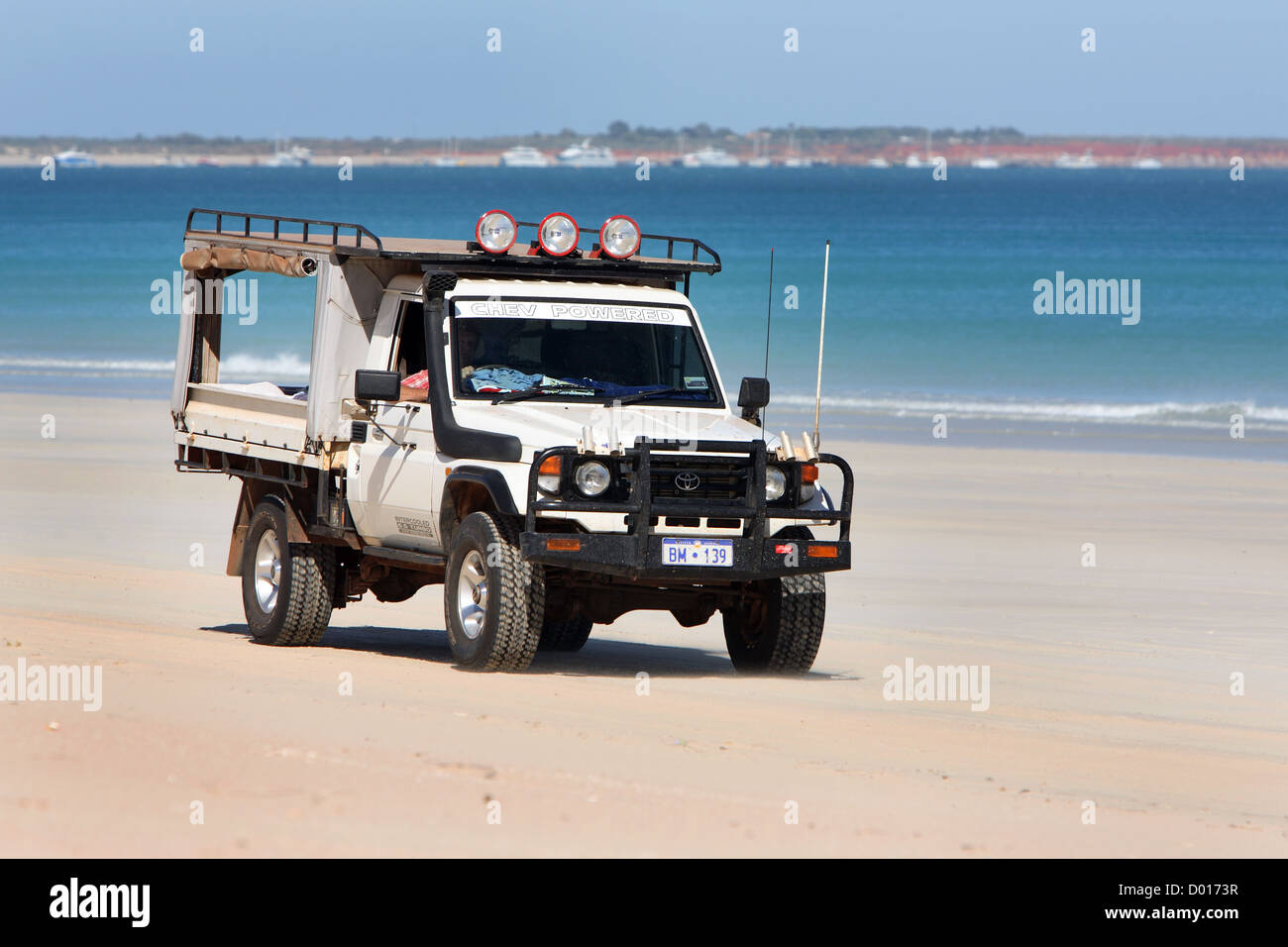 I veicoli 4WD sulla spiaggia di Cable Beach, Broome, Western Australia. Foto Stock