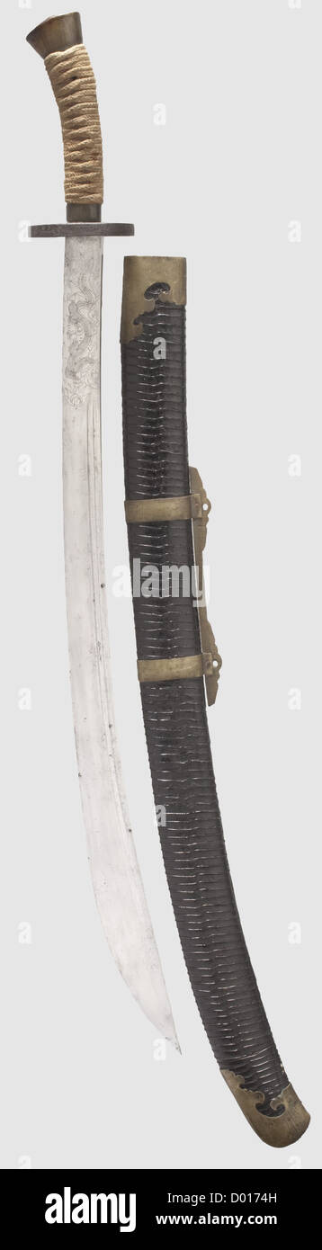 Un cranio antenato del popolo Asmat, Papua Nuova Guinea.Dark patinato cranio, la fronte strofinato liscio con use.The esteso occhio zoccoli riempito con una massa scura decorato con seeds.A tessuto rattan anello fissato intorno al nasale e la mascella inferiore, attaccato ad esso un ornamento (rotto)seashell, anelli identici di rattan tessuto intorno alle ossa guance.headdress Di fibre tessute con semi e piume di uccelli di vari colori che tengono la mascella inferiore in posizione alle articolazioni.segni di età e di use.altezza 17 cm.i teschi di venerati antenati,i cosiddetti 'ndambirkus' wher,Additional-Rights-Clearences-non disponibili Foto Stock Un cranio antenato del popolo Asmat, Papua Nuova Guinea.Dark patinato cranio, la fronte strofinato liscio con use.The esteso occhio zoccoli riempito con una massa scura decorato con seeds.A tessuto rattan anello fissato intorno al nasale e la mascella inferiore, attaccato ad esso un ornamento (rotto)seashell, anelli identici di rattan tessuto intorno alle ossa guance.headdress Di fibre tessute con semi e piume di uccelli di vari colori che tengono la mascella inferiore in posizione alle articolazioni.segni di età e di use.altezza 17 cm.i teschi di venerati antenati,i cosiddetti 'ndambirkus' wher,Additional-Rights-Clearences-non disponibili Foto Stock