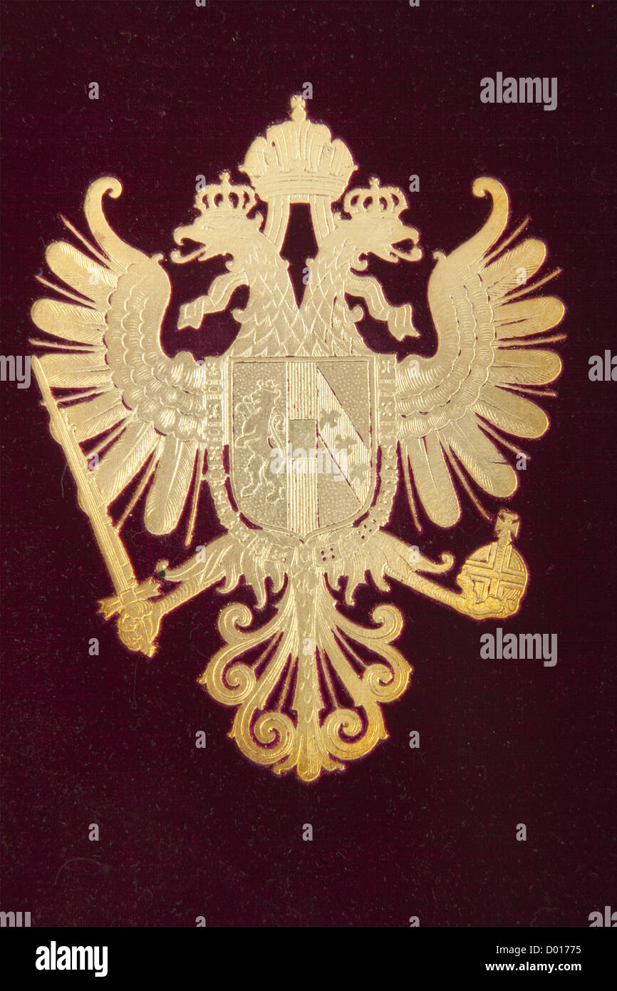 Un brevetto di nobiltà, per Franz Ritter von Pitha, che concede il titolo di Freiherr(barone). Documento sul vellum con testo calligrafico e ricche illustrazioni, tra cui uno stemma policromo, l'ultima pagina con la data 1875, e le firme dell'imperatore Franz-Joseph e Freiherr von Laßner-Zollheim. Copertura in velluto viola con aquila araldica applicata in oro. Scatola di tenuta dorata, coperchio con i bracci imperiali in rilievo. Con custodia in lamiera di ferro stagnata, 31 x 53 cm, cerniera aperta. Documento in ottime condizioni, storico, storico, 19 ° secolo, imperiale,, diritti aggiuntivi-clearences-non disponibile Foto Stock