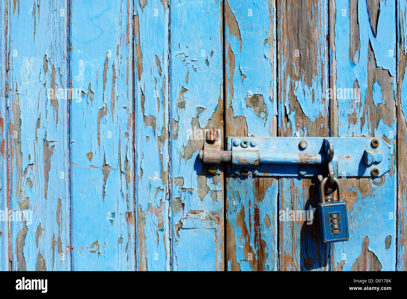 Il lucchetto e bold su porta con sfald vernice Foto Stock