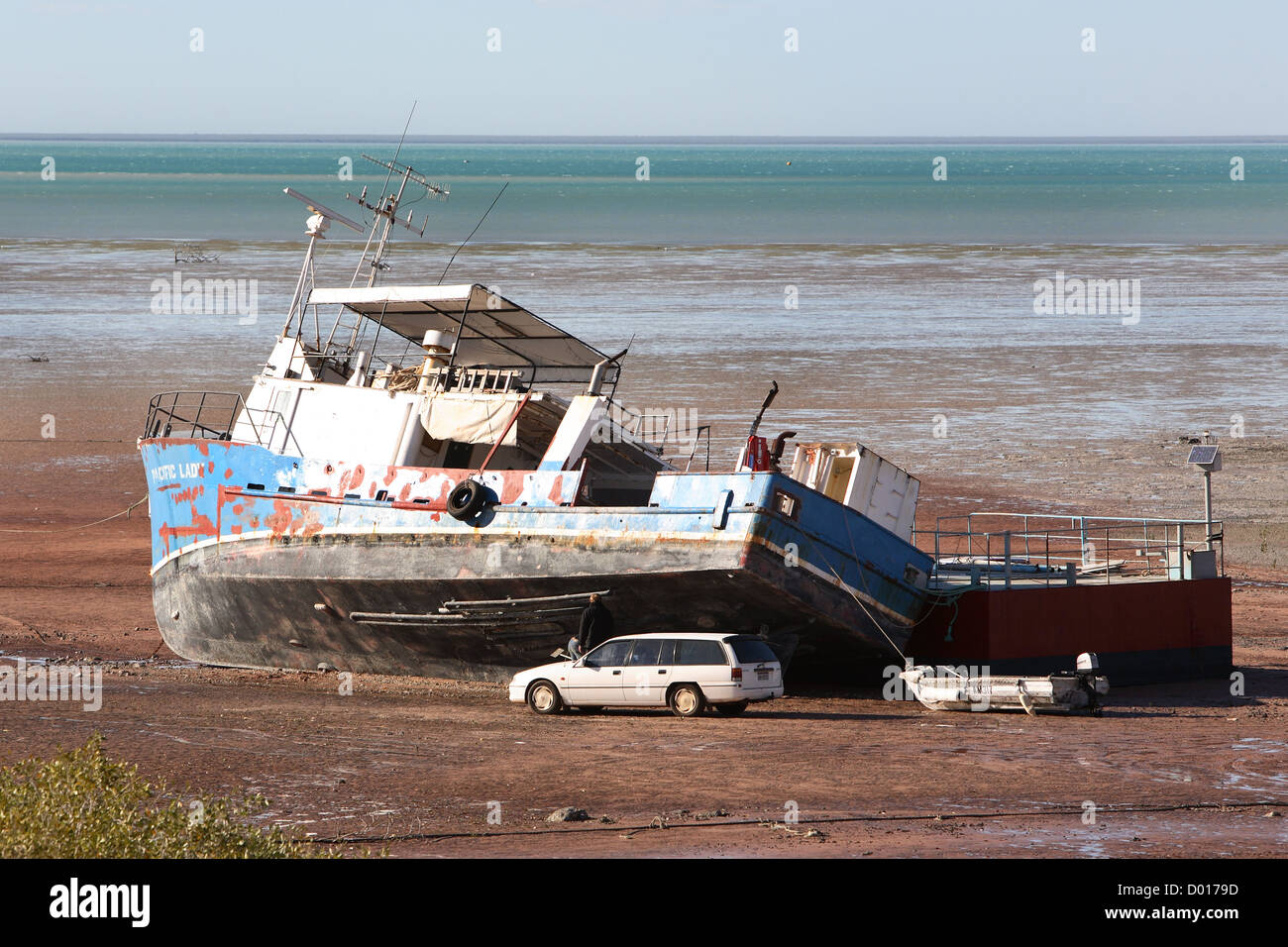 Manutenzione in barca sul tidal flats. Broome, Western Australia. Foto Stock