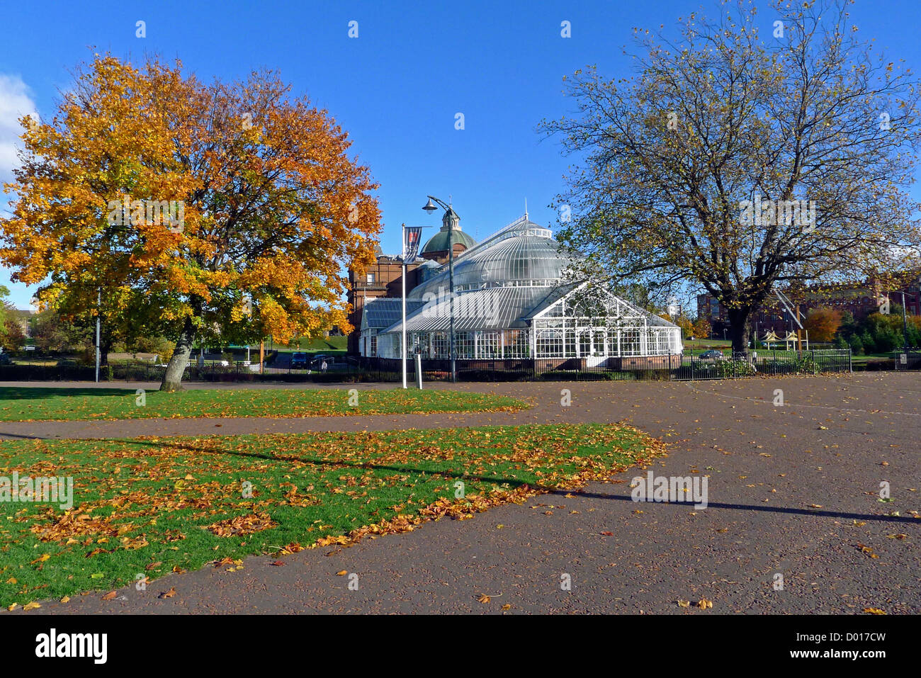 Il Palazzo del Popolo e giardini invernali in Glasgow Green park Glasgow Scozia con alberi in colore di autunno Foto Stock
