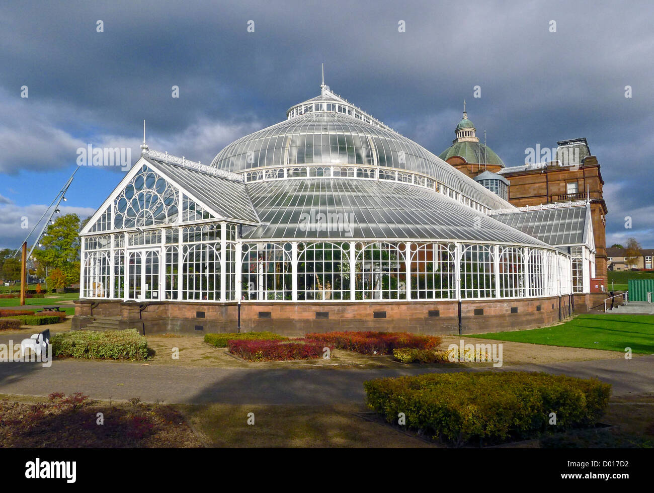 Il Palazzo del Popolo e giardini invernali in Glasgow Green park Glasgow Scozia con alberi in colore di autunno Foto Stock