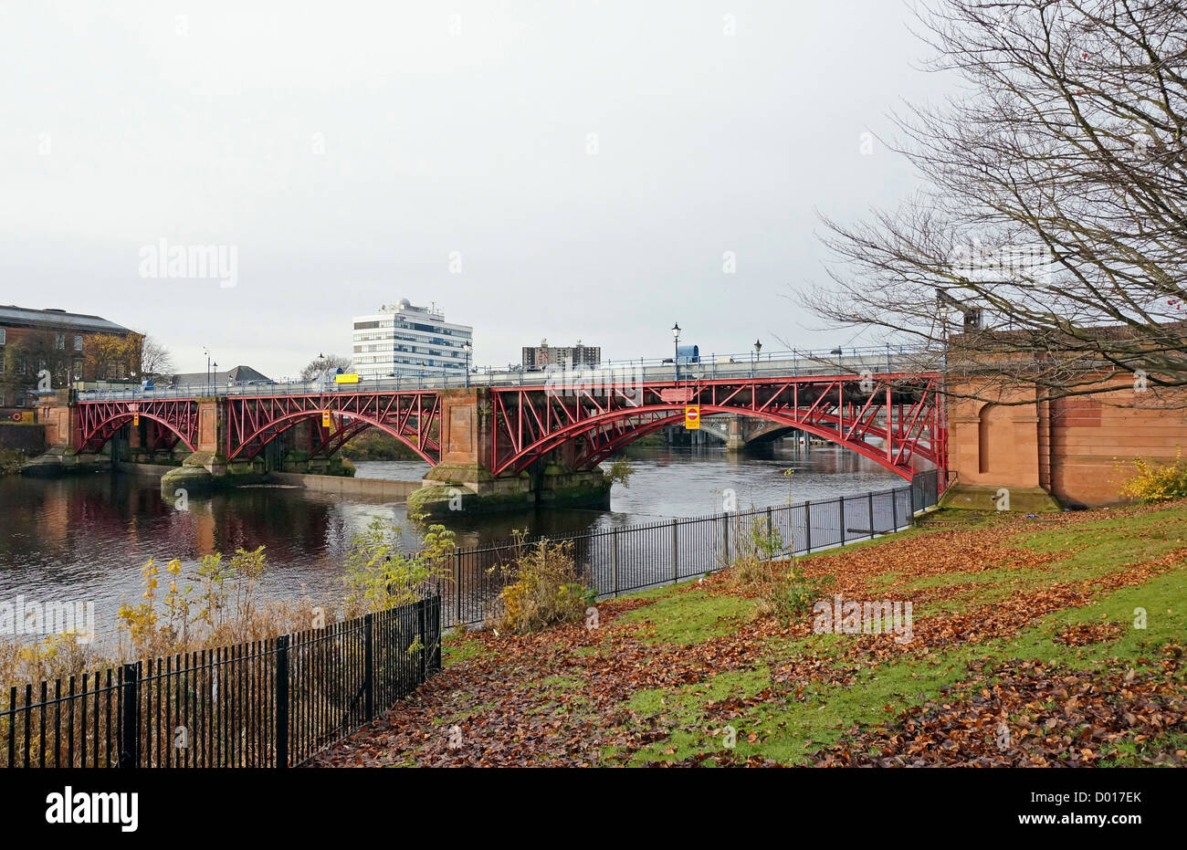 La marea Weir e tubo ponte che attraversa il fiume Clyde a Glasgow in verde nella zona centrale di Glasgow in Scozia Foto Stock