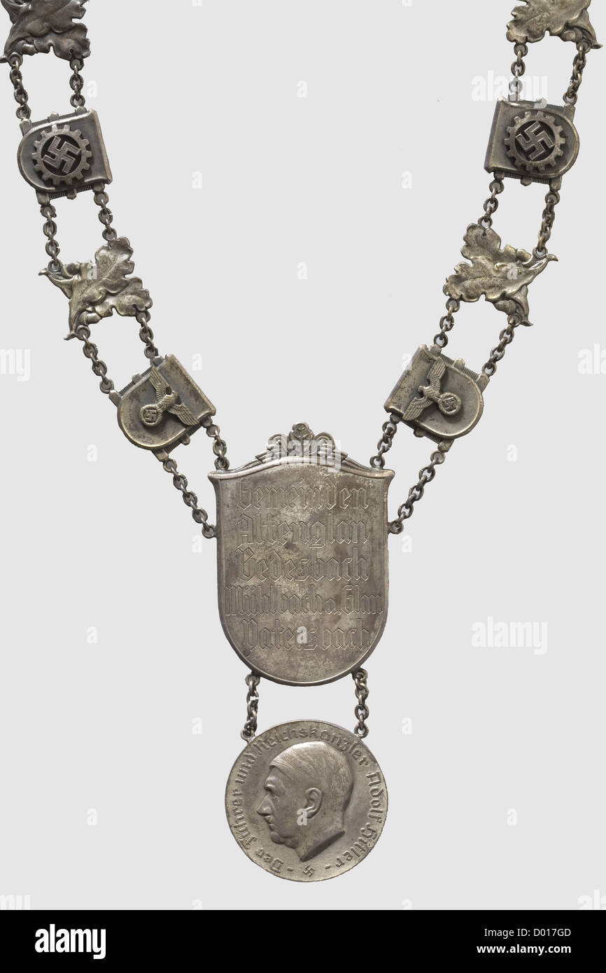 Catena di Burgomaster per i comuni di Alternglan, Bedesbach, Mühlbach su Glan e Patersbach, medaglione d'argento con ritratto in rilievo e circumsription 'der Führer und Reichskanzler Adolf Hitler'.Inverti con corrispondente incisione e marchio del maestro 'Mf'.diametro 50 mm.schermatura a catena con i nomi incisi dei comuni federati.catena con foglie e camici di quercia incrociati alternati Di armi con aquile nazionali applicate, DAF- e 'Reichsnährstand' emblems.weight ca.389 g.includeva un caso più tardi mostra,storico,storico,persone,193,diritti aggiuntivi-clearences-non disponibile Foto Stock