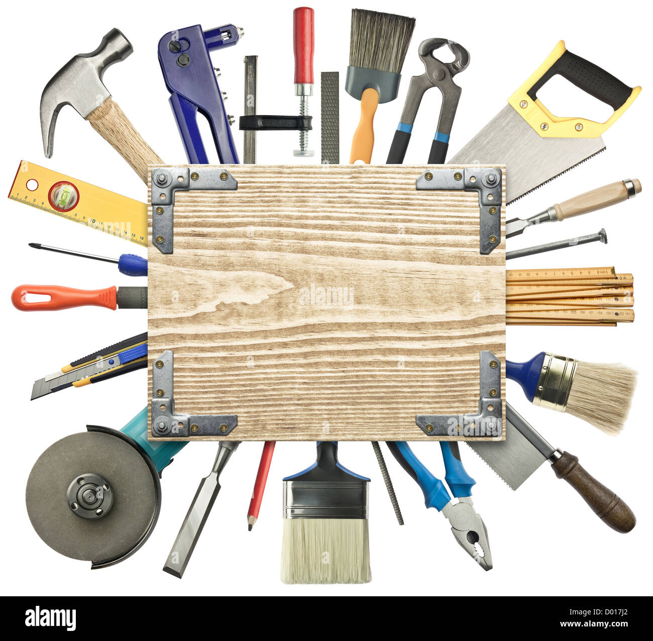 La carpenteria, la costruzione dello sfondo. Strumenti sotto l'asse di legno. Foto Stock