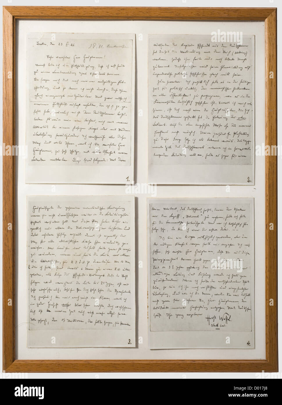 Un banner patriottico, per un gruppo nazionale tedesco fedele al Kaiser (Bismarck Youth?). Tessuto di seta 147 x 114 cm. Dipinto a colori che mostra l'aquila imperiale con foglie di alloro e quercia e il motto 'Mit Gott für König und Vaterland' sulla parte anteriore, e la corona imperiale, sopra lo scettro e la spada imperiale sul Back.Very bella, qualità painting.The fibre di seta fratturato in places.Also una riproduzione fotografica di quattro pagine di una lettera di Horst Wessel dal 23 novembre 1926 in cui afferma le sue opinioni politiche e giustifica lasciando il tedesco, diritti aggiuntivi-clearences-non disponibile Foto Stock