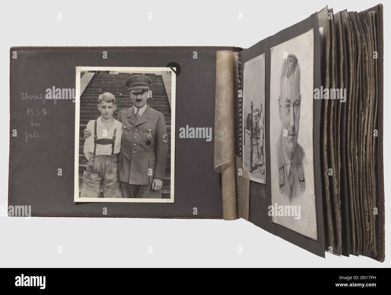 Viktor Lutze Jr. - un album fotografico con più di 90 foto prevalentemente private 1926 - 1938, Album in memoria di suo padre, SA capo di stato maggiore Victor Lutze, probabilmente compilato dopo la sua morte 1943, non in ordine cronologico e etichettato a mano (alcune foto sono state vagamente allegate). Con foto di Lutze Jr. Con Hitler sul Obersalzberg 1937, Hitler e Lutze Sr. Ad Hannover 1932 e 1933, Dahlem 1935, Lutze Sr. Come giovane marito, con il suo cavallo 'Kampfgeist' o come pilota, Viktor primo giorno a scuola e i suoi primi tentativi di show jumping, immagini di Salterh, diritti aggiuntivi-clearences-non disponibili Foto Stock