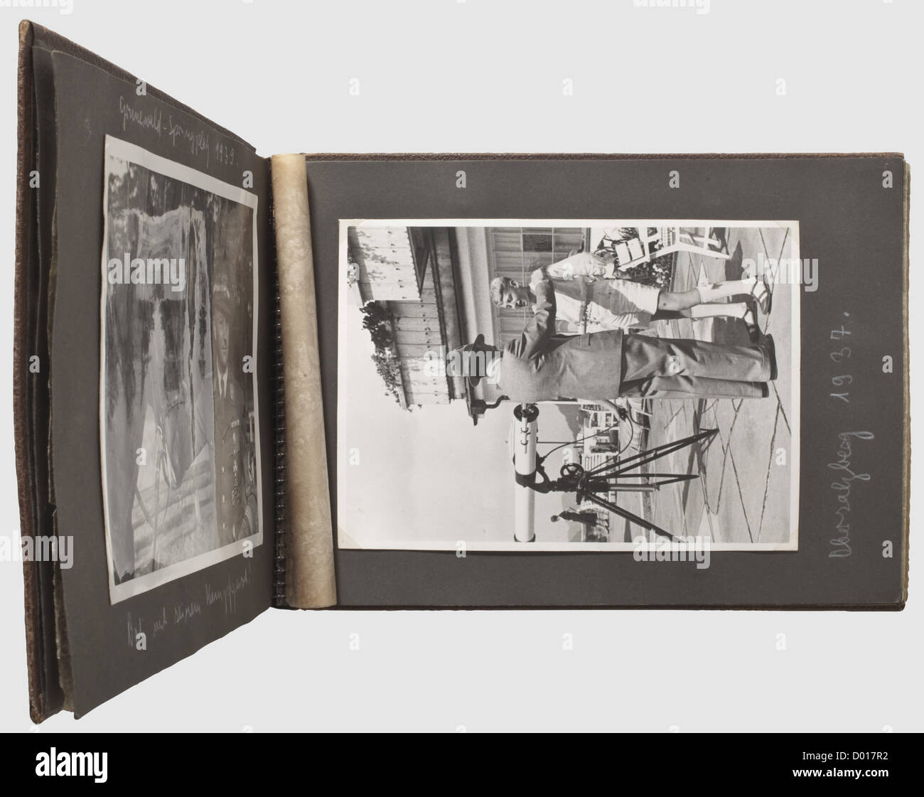 Viktor Lutze Jr. - un album fotografico con più di 90 foto prevalentemente private 1926 - 1938, Album in memoria di suo padre, SA capo di stato maggiore Victor Lutze, probabilmente compilato dopo la sua morte 1943, non in ordine cronologico e etichettato a mano (alcune foto sono state vagamente allegate). Con foto di Lutze Jr. Con Hitler sul Obersalzberg 1937, Hitler e Lutze Sr. Ad Hannover 1932 e 1933, Dahlem 1935, Lutze Sr. Come giovane marito, con il suo cavallo 'Kampfgeist' o come pilota, Viktor primo giorno a scuola e i suoi primi tentativi di show jumping, immagini di Salterh, diritti aggiuntivi-clearences-non disponibili Foto Stock