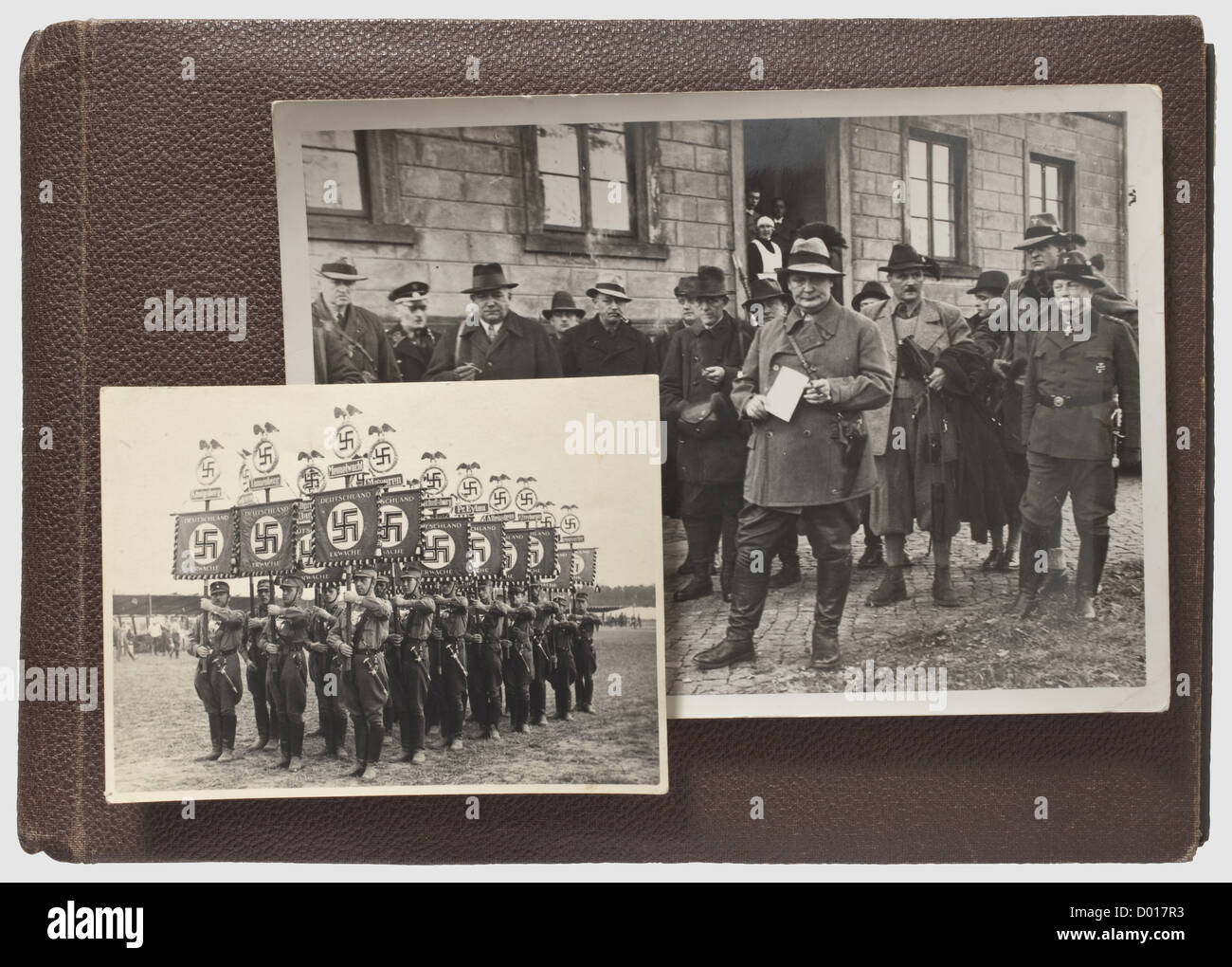 Viktor Lutze Jr. - un album fotografico con più di 90 foto prevalentemente private 1926 - 1938, Album in memoria di suo padre, SA capo di stato maggiore Victor Lutze, probabilmente compilato dopo la sua morte 1943, non in ordine cronologico e etichettato a mano (alcune foto sono state vagamente allegate). Con foto di Lutze Jr. Con Hitler sul Obersalzberg 1937, Hitler e Lutze Sr. Ad Hannover 1932 e 1933, Dahlem 1935, Lutze Sr. Come giovane marito, con il suo cavallo 'Kampfgeist' o come pilota, Viktor primo giorno a scuola e i suoi primi tentativi di show jumping, immagini di Salterh, diritti aggiuntivi-clearences-non disponibili Foto Stock